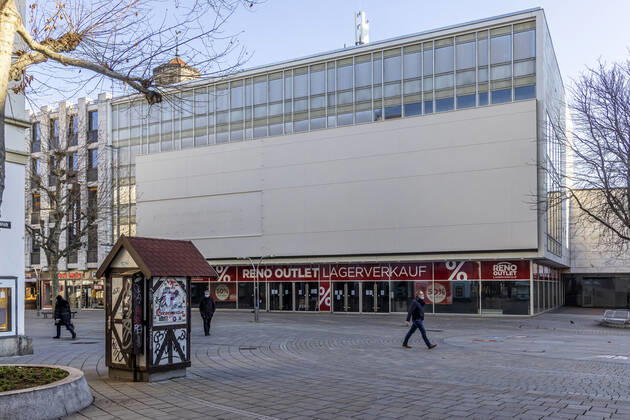 Der Handel leidet unter der Corona-Pandemie. Im Lockdown sind Läden und Shops geschlossen, nur wenige Menschen sind in der Fußgängerzone Königstraße unterwegs. 15.01.2021, Deutschland, Baden-Württemberg, Stuttgart.