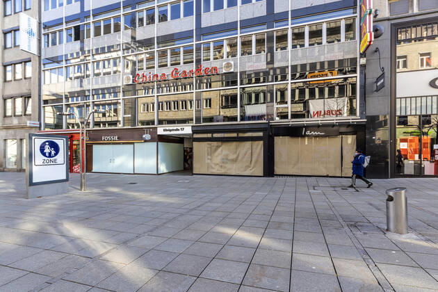 Der Handel leidet unter der Corona-Pandemie. Im Lockdown sind Läden und Shops geschlossen, nur wenige Menschen sind in der Fußgängerzone Königstraße unterwegs. 15.01.2021, Deutschland, Baden-Württemberg, Stuttgart.
