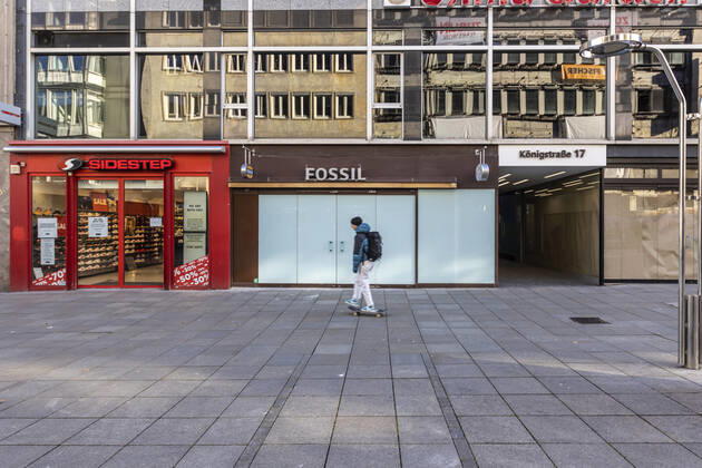 Der Handel leidet unter der Corona-Pandemie. Im Lockdown sind Läden und Shops geschlossen, nur wenige Menschen sind in der Fußgängerzone Königstraße unterwegs. 15.01.2021, Deutschland, Baden-Württemberg, Stuttgart.