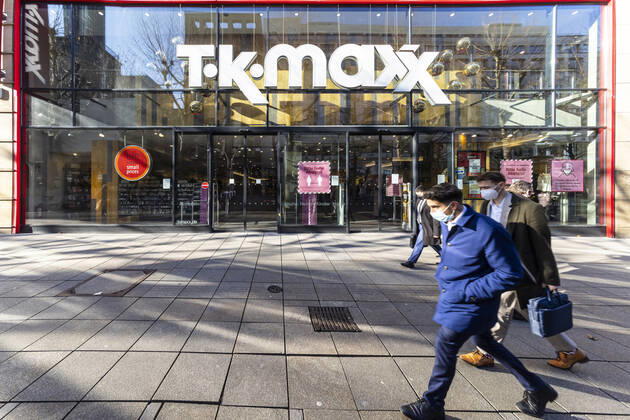 Der Handel leidet unter der Corona-Pandemie. Im Lockdown sind Läden und Shops geschlossen, nur wenige Menschen sind in der Fußgängerzone Königstraße unterwegs. 15.01.2021, Deutschland, Baden-Württemberg, Stuttgart.