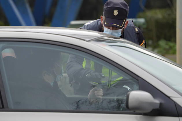 A local police officer carries out a mobility control at the exit of Santiago de Compostela towards the road to Ourense, in the Castineirino district, in Santiago de Compostela, A Coruna, Galicia (Spain), on January 15, 2020. This midnight the new mobility restrictions for the containment of the coronavirus in Galicia have come into force: the seven Galician cities have been closed at the perimeter, the curfew has been brought forward to 22.00 and shops must close at 21.30. MOBILITY POLICE CONTROL;EXIT OURENSE ROAD;IN THE NEIGHBORHOOD OF CASTINEIRINO;COVID-19;CORONAVIRUS;CONTROL;RESTRICTIONS;POLICE;GALICIA Ãlvaro Ballesteros LagenciaEP 01 15 2021 Santiago de Compostela (Spain) Santiago de Compostela (Spain) Spain Copyright: xÃlvaroxBallesterosx 3518405