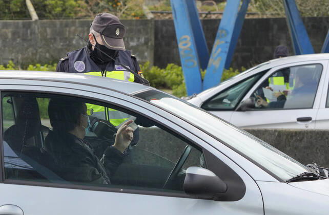 A local police officer carries out a mobility control at the exit of Santiago de Compostela towards the road to Ourense, in the Castineirino district, in Santiago de Compostela, A Coruna, Galicia (Spain), on January 15, 2020. This midnight the new mobility restrictions for the containment of the coronavirus in Galicia have come into force: the seven Galician cities have been closed at the perimeter, the curfew has been brought forward to 22.00 and shops must close at 21.30. MOBILITY POLICE CONTROL;EXIT OURENSE ROAD;IN THE NEIGHBORHOOD OF CASTINEIRINO;COVID-19;CORONAVIRUS;CONTROL;RESTRICTIONS;POLICE;GALICIA Ãlvaro Ballesteros LagenciaEP 01 15 2021 Santiago de Compostela (Spain) Santiago de Compostela (Spain) Spain Copyright: xÃlvaroxBallesterosx 3518408