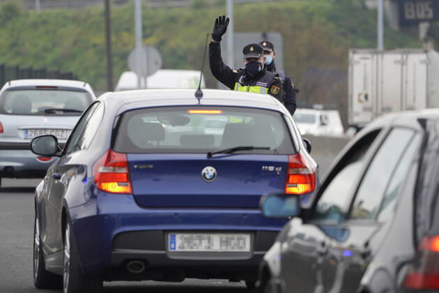 A local police officer stops a car during a mobility control at the exit of Santiago de Compostela towards the road to Ourense, in the Castineirino district, in Santiago de Compostela, A Coruna, Galicia (Spain), on January 15, 2020. This midnight the new mobility restrictions for the containment of the coronavirus in Galicia have come into force: the seven Galician cities have been closed at the perimeter, the curfew has been brought forward to 22.00 and shops must close at 21.30. POLICE CONTROL OF MOBILITY;EXIT OURENSE ROAD;IN THE NEIGHBORHOOD OF CASTINEIRINO;COVID-19;CORONAVIRUS;RESTRICTIONS;GALICIA;POLICE;CONTROL Ãlvaro Ballesteros LagenciaEP 01 15 2021 Santiago de Compostela (Galicia) Santiago de Compostela (Galicia) Spain Copyright: xÃlvaroxBallesterosx 3518412