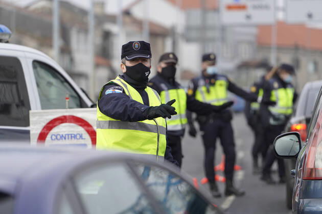 Several of the agents of the Local Police carrying out a mobility control at the exit of Santiago de Compostela towards the road to Ourense, in the district of Castineirino, in Santiago de Compostela, A Coruna, Galicia (Spain), on 15 January 2020. This midnight the new mobility restrictions for the containment of the coronavirus in Galicia have come into force: the seven Galician cities have been closed at the perimeter, the curfew has been brought forward to 22.00 and shops must close at 21.30. MOBILITY POLICE CONTROL;EXIT OURENSE ROAD;IN THE NEIGHBORHOOD OF CASTINEIRINO;COVID-19;CORONAVIRUS;CONTROL;RESTRICTIONS;POLICE;GALICIA Ãlvaro Ballesteros LagenciaEP 01 15 2021 Santiago de Compostela (Spain) Santiago de Compostela (Spain) Sp Copyright: xÃlvaroxBallesterosx 3518418