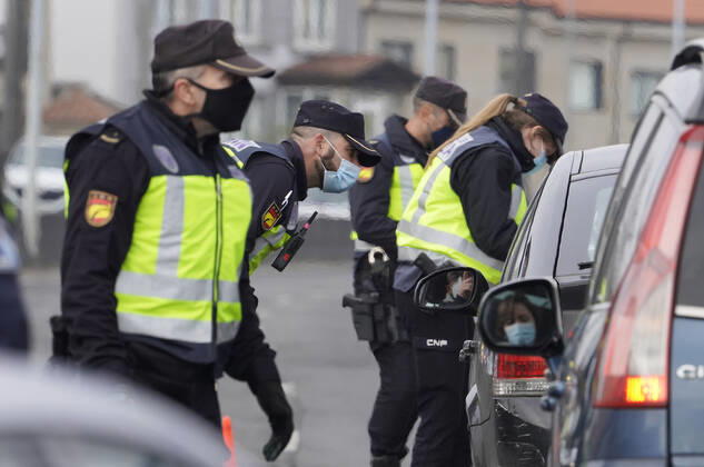 Several of the agents of the Local Police carrying out a mobility control at the exit of Santiago de Compostela towards the road to Ourense, in the district of Castineirino, in Santiago de Compostela, A Coruna, Galicia (Spain), on 15 January 2020. This midnight the new mobility restrictions for the containment of the coronavirus in Galicia have come into force: the seven Galician cities have been closed at the perimeter, the curfew has been brought forward to 22.00 and shops must close at 21.30. MOBILITY POLICE CONTROL;EXIT OURENSE ROAD;IN THE NEIGHBORHOOD OF CASTINEIRINO;COVID-19;CORONAVIRUS;CONTROL;RESTRICTIONS;POLICE;GALICIA Ãlvaro Ballesteros LagenciaEP 01 15 2021 Santiago de Compostela (Spain) Santiago de Compostela (Spain) Sp Copyright: xÃlvaroxBallesterosx 3518419
