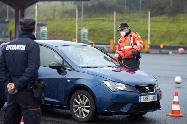 An agent of the Ertzaintza stops a vehicle on the AP-8, after the Iurreta Toll, during a control for compliance with mobility restrictions between territories, in Iurreta, Biscay, Basque Country (Spain), on January 15, 2021. The Basque Autonomous Community returned last Monday to the situation of perimeter closure of its three historical territories, Biscay, Gipuzkoa and Alava, and of the municipalities that are in the red zone, in order to limit mobility to stop the spread of coronavirus, which maintains an upward trend in a scenario of threat and high uncertainty . 15 JANUARY 2021;BASQUE;CONTROL;COVID;CORONAVIRUS;RESTRICTIONS Ion Alcoba LagenciaEP 01 15 2021 Iurreta, Biscay, (Basque Country Iurreta, Biscay, (Basque Country Spain Copyright: xIonxAlcobax 3518441