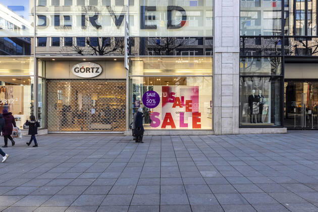 Der Handel leidet unter der Corona-Pandemie. Im Lockdown sind Läden und Shops geschlossen, nur wenige Menschen sind in der Fußgängerzone Königstraße unterwegs. 15.01.2021, Deutschland, Baden-Württemberg, Stuttgart.