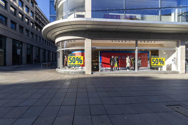 Der Handel leidet unter der Corona-Pandemie. Im Lockdown sind Läden und Shops geschlossen, nur wenige Menschen sind in der Fußgängerzone Königstraße unterwegs. 15.01.2021, Deutschland, Baden-Württemberg, Stuttgart.