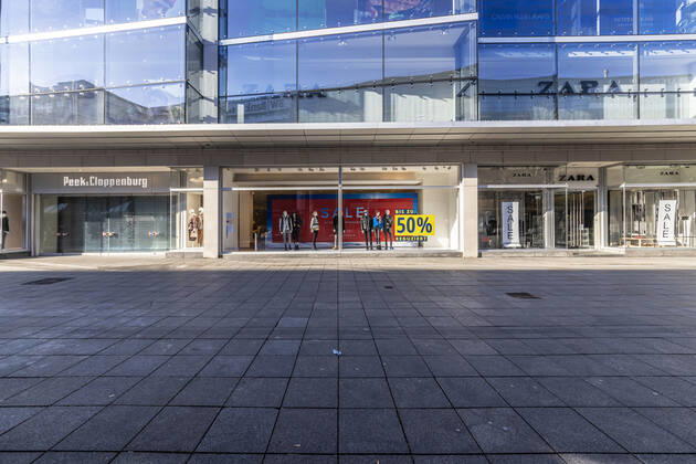 Der Handel leidet unter der Corona-Pandemie. Im Lockdown sind Läden und Shops geschlossen, nur wenige Menschen sind in der Fußgängerzone Königstraße unterwegs. 15.01.2021, Deutschland, Baden-Württemberg, Stuttgart.