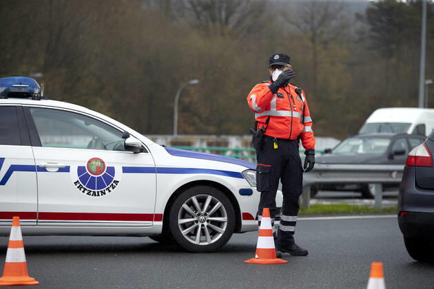 An agent of the Ertzaintza stops a vehicle on the AP-8, after the Iurreta Toll, during a control for compliance with mobility restrictions between territories, in Iurreta, Biscay, Basque Country (Spain), on January 15, 2021. The Basque Autonomous Community returned last Monday to the situation of perimeter closure of its three historical territories, Biscay, Gipuzkoa and Alava, and of the municipalities that are in the red zone, in order to limit mobility to stop the spread of coronavirus, which maintains an upward trend in a scenario of threat and high uncertainty . 15 JANUARY 2021;BASQUE;CONTROL;COVID;CORONAVIRUS;RESTRICTIONS Ion Alcoba LagenciaEP 01 15 2021 Iurreta, Biscay, (Basque Country Iurreta, Biscay, (Basque Country Spain Copyright: xIonxAlcobax 3518448