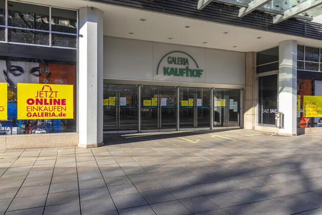 Galeria Kaufhof wirbt für den Online-Einkauf Click and Collect. Der Handel leidet unter der Corona-Pandemie. Im Lockdown sind Läden und Shops geschlossen, nur wenige Menschen sind in der Fußgängerzone Königstraße unterwegs. 15.01.2021, Deutschland, Baden-Württemberg, Stuttgart.