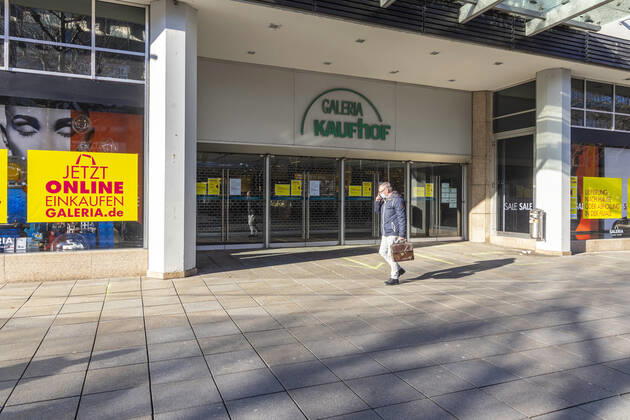 Galeria Kaufhof wirbt für den Online-Einkauf Click and Collect. Der Handel leidet unter der Corona-Pandemie. Im Lockdown sind Läden und Shops geschlossen, nur wenige Menschen sind in der Fußgängerzone Königstraße unterwegs. 15.01.2021, Deutschland, Baden-Württemberg, Stuttgart.
