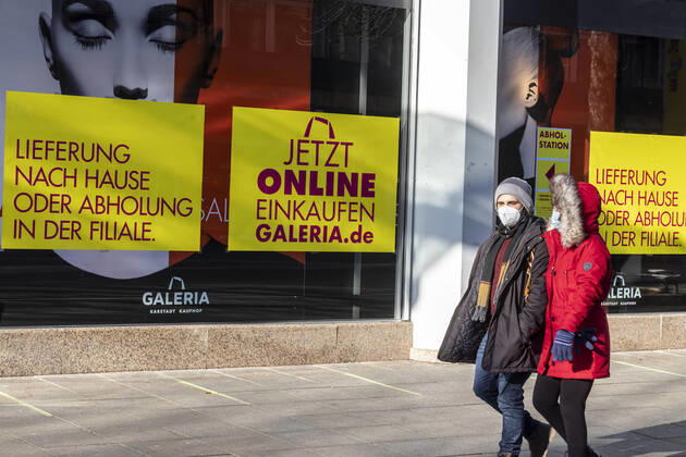 Galeria Kaufhof wirbt für den Online-Einkauf Click and Collect. Der Handel leidet unter der Corona-Pandemie. Im Lockdown sind Läden und Shops geschlossen, nur wenige Menschen sind in der Fußgängerzone Königstraße unterwegs. 15.01.2021, Deutschland, Baden-Württemberg, Stuttgart.