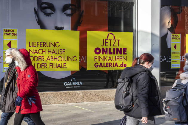 Galeria Kaufhof wirbt für den Online-Einkauf Click and Collect. Der Handel leidet unter der Corona-Pandemie. Im Lockdown sind Läden und Shops geschlossen, nur wenige Menschen sind in der Fußgängerzone Königstraße unterwegs. 15.01.2021, Deutschland, Baden-Württemberg, Stuttgart.