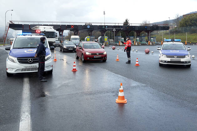 Several agents of the Ertzaintza keep watch over the vehicles that circulate along the AP-8, after the Iurreta Toll, during a control for the compliance with the mobility restrictions between territories, in Iurreta, Biscay, Basque Country (Spain), on January 15, 2021. The Basque Autonomous Community returned last Monday to the situation of perimeter closure of its three historical territories, Biscay, Gipuzkoa and Alava, and of the municipalities that are in the red zone, in order to limit mobility to stop the spread of coronavirus, which maintains an upward trend in a scenario of threat and high uncertainty . 15 JANUARY 2021;BASQUE;CONTROL;COVID;CORONAVIRUS;RESTRICTIONS Ion Alcoba LagenciaEP 01 15 2021 Iurreta, Biscay, (Basque Countr Copyright: xIonxAlcobax 3518456