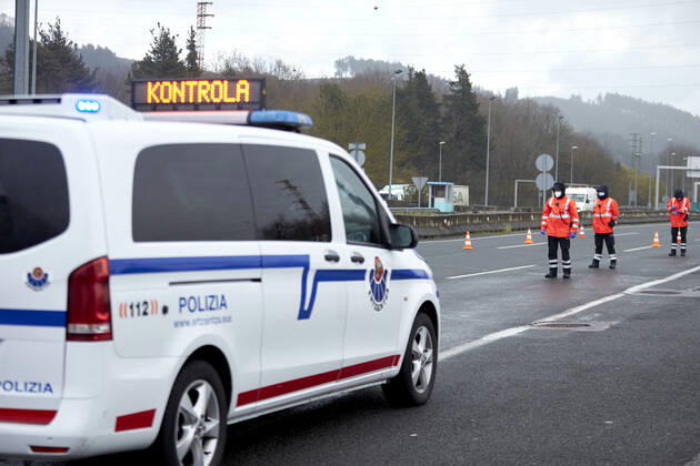 Several agents of the Ertzaintza keep watch over the vehicles that circulate along the AP-8, after the Iurreta Toll, during a control for the compliance with the mobility restrictions between territories, in Iurreta, Biscay, Basque Country (Spain), on January 15, 2021. The Basque Autonomous Community returned last Monday to the situation of perimeter closure of its three historical territories, Biscay, Gipuzkoa and Alava, and of the municipalities that are in the red zone, in order to limit mobility to stop the spread of coronavirus, which maintains an upward trend in a scenario of threat and high uncertainty . 15 JANUARY 2021;BASQUE;CONTROL;COVID;CORONAVIRUS;RESTRICTIONS Ion Alcoba LagenciaEP 01 15 2021 Iurreta, Biscay, (Basque Countr Copyright: xIonxAlcobax 3518457