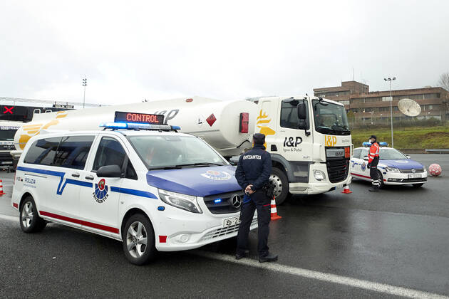 Several agents of the Ertzaintza keep watch over the vehicles that circulate along the AP-8, after the Iurreta Toll, during a control for the compliance with the mobility restrictions between territories, in Iurreta, Biscay, Basque Country (Spain), on January 15, 2021. The Basque Autonomous Community returned last Monday to the situation of perimeter closure of its three historical territories, Biscay, Gipuzkoa and Alava, and of the municipalities that are in the red zone, in order to limit mobility to stop the spread of coronavirus, which maintains an upward trend in a scenario of threat and high uncertainty . 15 JANUARY 2021;BASQUE;CONTROL;COVID;CORONAVIRUS;RESTRICTIONS Ion Alcoba LagenciaEP 01 15 2021 Iurreta, Biscay, (Basque Countr Copyright: xIonxAlcobax 3518462