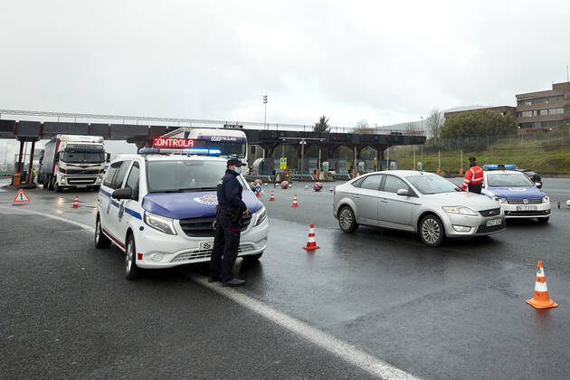 Several agents of the Ertzaintza keep watch over the vehicles that circulate along the AP-8, after the Iurreta Toll, during a control for the compliance with the mobility restrictions between territories, in Iurreta, Biscay, Basque Country (Spain), on January 15, 2021. The Basque Autonomous Community returned last Monday to the situation of perimeter closure of its three historical territories, Biscay, Gipuzkoa and Alava, and of the municipalities that are in the red zone, in order to limit mobility to stop the spread of coronavirus, which maintains an upward trend in a scenario of threat and high uncertainty . 15 JANUARY 2021;BASQUE;CONTROL;COVID;CORONAVIRUS;RESTRICTIONS Ion Alcoba LagenciaEP 01 15 2021 Iurreta, Biscay, (Basque Countr Copyright: xIonxAlcobax 3518466