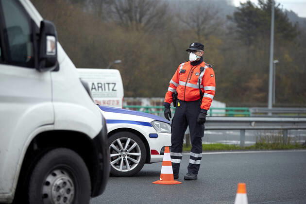 An agent of the Ertzaintza watches over the vehicles that circulate along the AP-8, after the Iurreta Toll, during a control for the compliance of the mobility restrictions between territories, in Iurreta, Biscay, Basque Country (Spain), on January 15, 2021. The Basque Autonomous Community returned last Monday to the situation of perimeter closure of its three historical territories, Biscay, Gipuzkoa and Alava, and of the municipalities that are in the red zone, in order to limit mobility to stop the spread of coronavirus, which maintains an upward trend in a scenario of threat and high uncertainty . 15 JANUARY 2021;BASQUE;CONTROL;COVID;CORONAVIRUS;RESTRICTIONS Ion Alcoba LagenciaEP 01 15 2021 Iurreta, Biscay, (Basque Country Iurreta, Copyright: xIonxAlcobax 3518478