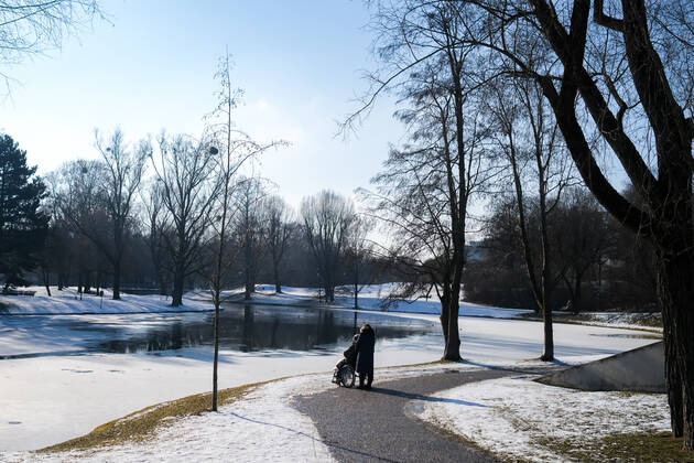 Freizeitaktivitäten im Olympiapark 15.01.2021 MÜNCHEN Zwei Personen blicken auf den Olympiasee im Olympiapark in München. München Bayern Deutschland