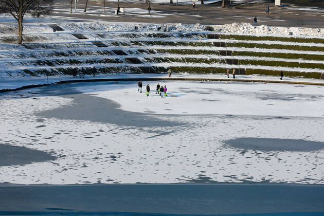 Freizeitaktivitäten im Olympiapark 15.01.2021 MÜNCHEN Personen auf dem Olympiasee im Olympiapark in München. München Bayern Deutschland