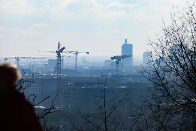 Freizeitaktivitäten im Olympiapark 15.01.2021 MÜNCHEN Eine Person auf dem Olympiaberg im Olympiapark blickt auf die Skyline von München. München Bayern Deutschland