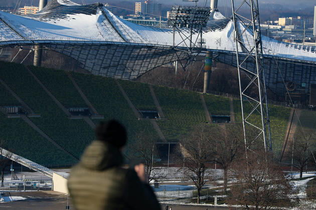 Freizeitaktivitäten im Olympiapark 15.01.2021 MÜNCHEN Ein Spaziergänger auf dem Olympiaberg im Olympiapark in München. München Bayern Deutschland
