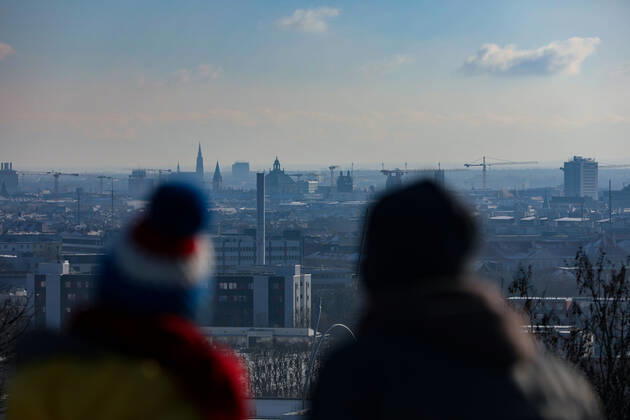 Freizeitaktivitäten im Olympiapark 15.01.2021 MÜNCHEN Zwei Personen auf dem Olympiaberg im Olympiapark blicken auf die Skyline von München. München Bayern Deutschland