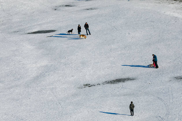 Freizeitaktivitäten im Olympiapark 15.01.2021 MÜNCHEN Personen auf dem verschneiten Olympiaberg im Olympiapark. München Bayern Deutschland