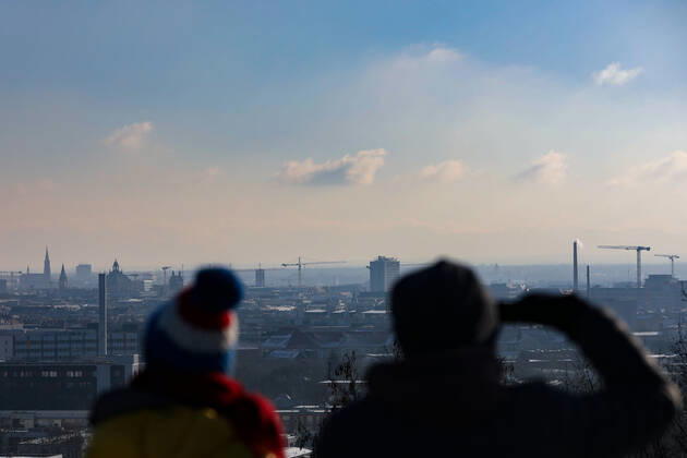 Freizeitaktivitäten im Olympiapark 15.01.2021 MÜNCHEN Zwei Personen auf dem Olympiaberg im Olympiapark blicken auf die Skyline von München. München Bayern Deutschland