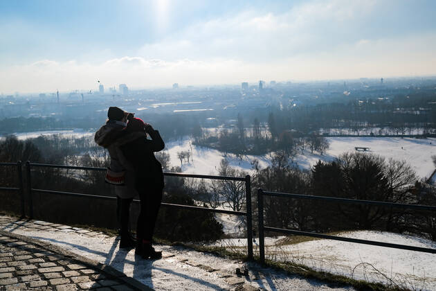 Freizeitaktivitäten im Olympiapark 15.01.2021 MÜNCHEN Zwei Personen auf dem Olympiaberg im Olympiapark blicken auf die Skyline von München. München Bayern Deutschland