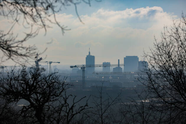 Freizeitaktivitäten im Olympiapark 15.01.2021 MÜNCHEN Blick vom Olympiaberg im Olympiapark auf die Skyline von München. München Bayern Deutschland