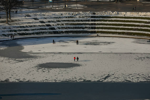 Freizeitaktivitäten im Olympiapark 15.01.2021 MÜNCHEN Personen auf dem Olympiasee im Olympiapark in München. München Bayern Deutschland