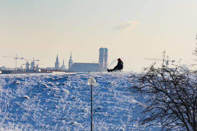 Freizeitaktivitäten im Olympiapark 15.01.2021 MÜNCHEN Schlittenfahrer auf dem Olympiaberg - Im Hintergrund die Skyline von München, inklusive Frauenkirche. München Bayern Deutschland