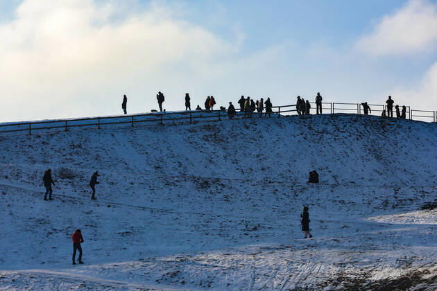 Freizeitaktivitäten im Olympiapark 15.01.2021 MÜNCHEN Personen gehen auf dem Olympiaberg spazieren. München Bayern Deutschland