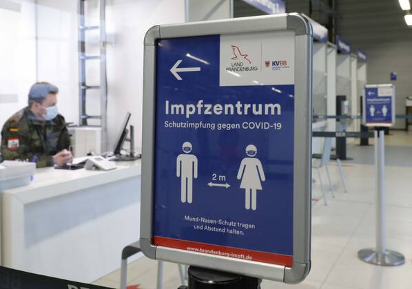 Impfzentrum Schoenefeld Schoenefeld, DEU, 15.01.2021 - Bundeswehrsoldat im Impfzentrums im Terminal 5 des BER Flughafens. Es ist das dritte Impfzentrum in Brandenburg Geleitet wird das Impfzentrums durch die Johanniter-Unfall-Hilfe. Impfungen werden vor Ort durch medizinisches Personal der Bundeswehr ausgefuehrt. Schoenefeld Brandenburg Deutschland