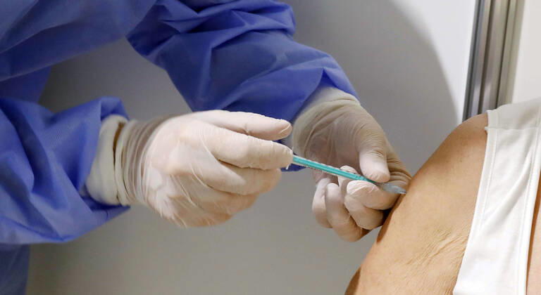 Impfzentrum Schoenefeld Schoenefeld, DEU, 15.01.2021 - Impfung im Impfzentrums mit Covid19 Biontech Pfizer Impfstoff iim Terminal 5 des BER Flughafens. Es ist das dritte Impfzentrum in Brandenburg Geleitet wird das Impfzentrums durch die Johanniter-Unfall-Hilfe. Impfungen werden vor Ort durch medizinisches Personal der Bundeswehr ausgefuehrt. Schoenefeld Brandenburg Deutschland