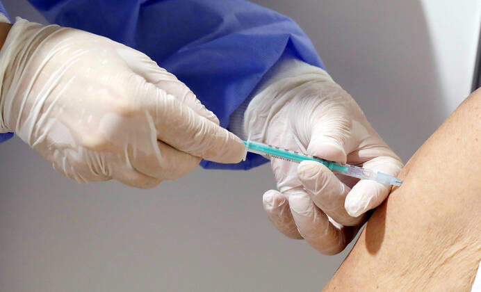 Impfzentrum Schoenefeld Schoenefeld, DEU, 15.01.2021 - Impfung im Impfzentrums mit Covid19 Biontech Pfizer Impfstoff iim Terminal 5 des BER Flughafens. Es ist das dritte Impfzentrum in Brandenburg Geleitet wird das Impfzentrums durch die Johanniter-Unfall-Hilfe. Impfungen werden vor Ort durch medizinisches Personal der Bundeswehr ausgefuehrt. Schoenefeld Brandenburg Deutschland
