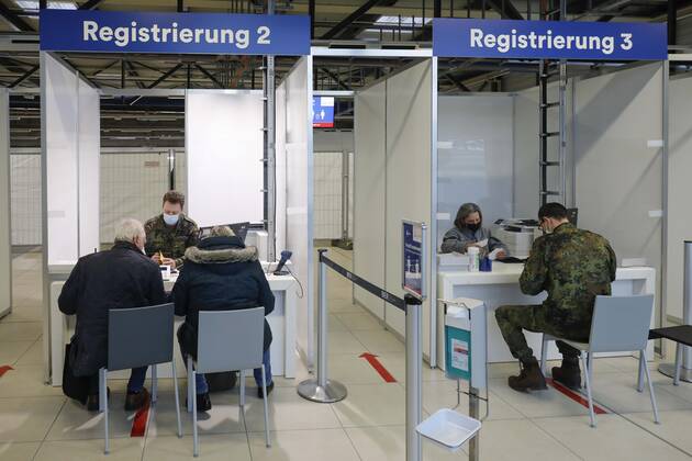 Impfzentrum Schoenefeld Schoenefeld, DEU, 15.01.2021 - Bundeswehrsoldaten bei der Registrierung im Impfzentrums im Terminal 5 des BER Flughafens. Es ist das dritte Impfzentrum in Brandenburg Geleitet wird das Impfzentrums durch die Johanniter-Unfall-Hilfe. Impfungen werden vor Ort durch medizinisches Personal der Bundeswehr ausgefuehrt. Schoenefeld Brandenburg Deutschland