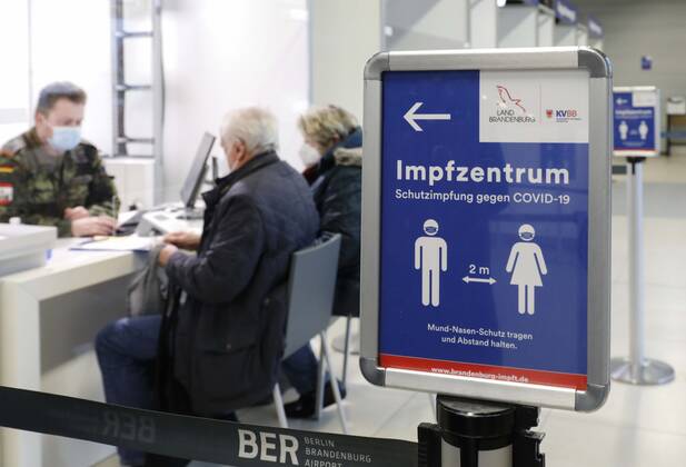 Impfzentrum Schoenefeld Schoenefeld, DEU, 15.01.2021 - Bundeswehrsoldat bei der Registrierung im Impfzentrums im Terminal 5 des BER Flughafens. Es ist das dritte Impfzentrum in Brandenburg Geleitet wird das Impfzentrums durch die Johanniter-Unfall-Hilfe. Impfungen werden vor Ort durch medizinisches Personal der Bundeswehr ausgefuehrt. Schoenefeld Brandenburg Deutschland