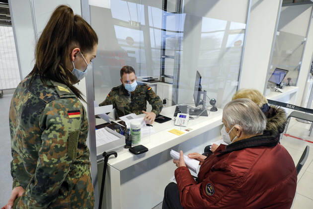 Impfzentrum Schoenefeld Schoenefeld, DEU, 15.01.2021 - Bundeswehrsoldat und Soldatin bei der Registrierung im Impfzentrums im Terminal 5 des BER Flughafens. Es ist das dritte Impfzentrum in Brandenburg Geleitet wird das Impfzentrums durch die Johanniter-Unfall-Hilfe. Impfungen werden vor Ort durch medizinisches Personal der Bundeswehr ausgefuehrt. Schoenefeld Brandenburg Deutschland