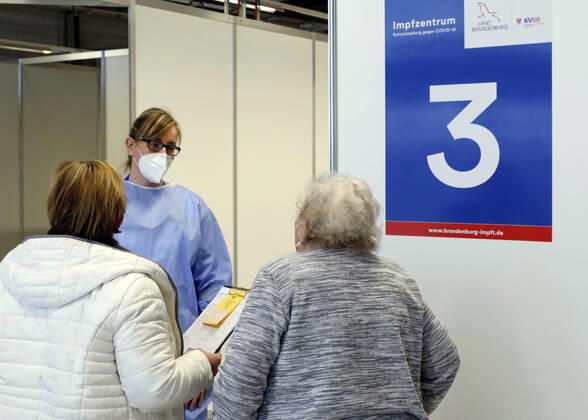 Impfzentrum Schoenefeld Schoenefeld, DEU, 15.01.2021 - Impfung im Impfzentrums mit Biontech Pfizer Impfstoff iim Terminal 5 des BER Flughafens. Es ist das dritte Impfzentrum in Brandenburg Geleitet wird das Impfzentrums durch die Johanniter-Unfall-Hilfe. Impfungen werden vor Ort durch medizinisches Personal der Bundeswehr ausgefuehrt. Schoenefeld Brandenburg Deutschland