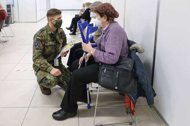 Impfzentrum Schoenefeld Schoenefeld, DEU, 15.01.2021 - Ein Bundeswehrsoldat mit Impfkandidaten im Impfzentrums am Terminal 5 des BER Flughafens. Es ist das dritte Impfzentrum in Brandenburg Geleitet wird das Impfzentrums durch die Johanniter-Unfall-Hilfe. Impfungen werden vor Ort durch medizinisches Personal der Bundeswehr ausgefuehrt. Schoenefeld Brandenburg Deutschland