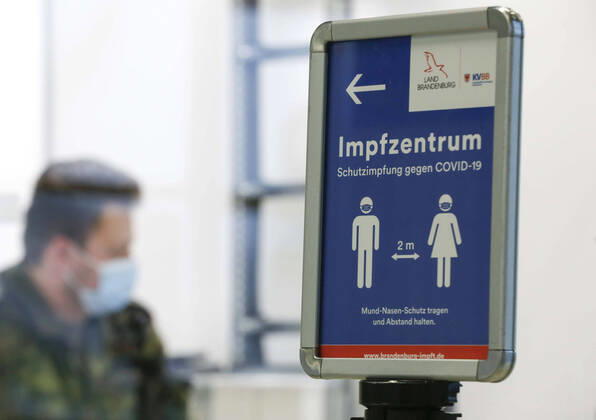 Impfzentrum Schoenefeld Schoenefeld, DEU, 15.01.2021 - Bundeswehrsoldat im Impfzentrums im Terminal 5 des BER Flughafens. Es ist das dritte Impfzentrum in Brandenburg Geleitet wird das Impfzentrums durch die Johanniter-Unfall-Hilfe. Impfungen werden vor Ort durch medizinisches Personal der Bundeswehr ausgefuehrt. Schoenefeld Brandenburg Deutschland