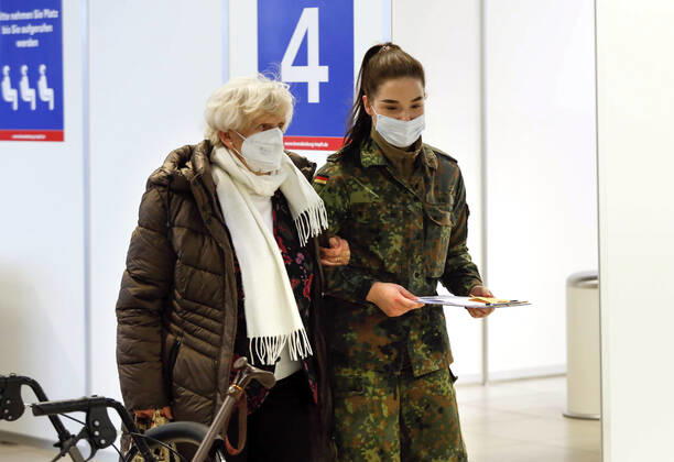Impfzentrum Schoenefeld Schoenefeld, DEU, 15.01.2021 - Eine Bundeswehrsoldatin bringt im Impfzentrums im Terminal 5 des BER Flughafens eine aeltere Frau zur Impfung. Es ist das dritte Impfzentrum in Brandenburg Geleitet wird das Impfzentrums durch die Johanniter-Unfall-Hilfe. Impfungen werden vor Ort durch medizinisches Personal der Bundeswehr ausgefuehrt. Schoenefeld Brandenburg Deutschland