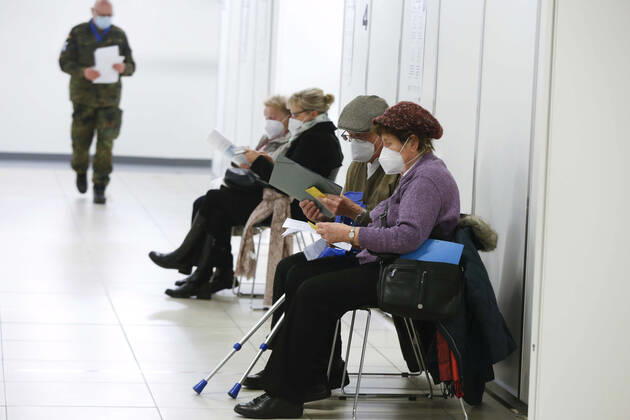 Impfzentrum Schoenefeld Schoenefeld, DEU, 15.01.2021 - Wartebereich im Impfzentrums iim Terminal 5 des BER Flughafens. Es ist das dritte Impfzentrum in Brandenburg Geleitet wird das Impfzentrums durch die Johanniter-Unfall-Hilfe. Impfungen werden vor Ort durch medizinisches Personal der Bundeswehr ausgefuehrt. Schoenefeld Brandenburg Deutschland