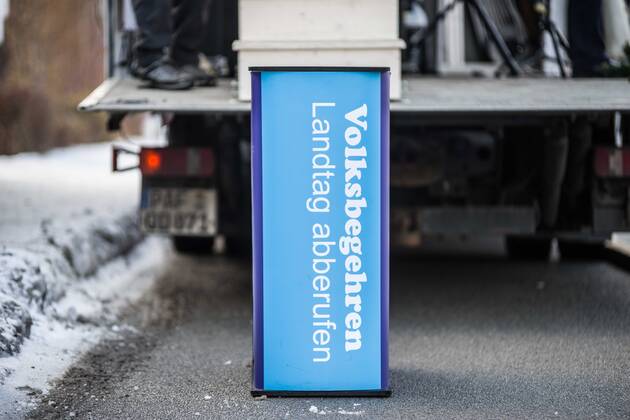 January 15, 2021, Fuerstenfeldbruck, Bavaria, Germany: Volksbegehren Landtag abberufen (peoples intitative to recall the Bavarian Landtag) organized by conspiracy theorists and anti-maskers. Organized by the Querdenken Corona Rebel participating Ã¢â‚¬oePolizeifuer AufklaerungÃ¢â‚¬Â group (Police for Education), a demonstration was held at theoffices of the Fuerstenfeldbruck Criminal Police Unit (Kriminalpolizei, KriPo).Ã‚ The FFB KriPo raided the offices of prominenthomeopath doctor Rolf Kron in Kaufering who is alleged to have been producingfake medical certificates for Coronaanti-maskers. Fuerstenfeldbruck Germany - ZUMAb160 20210115_zbp_b160_001 Copyright: xSachellexBabbarx