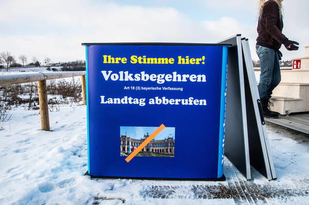 January 15, 2021, Fuerstenfeldbruck, Bavaria, Germany: Volksbegehren Landtag abberufen (peoples intitative to recall the Bavarian Landtag) organized by conspiracy theorists and anti-maskers. Organized by the Querdenken Corona Rebel participating Ã¢â‚¬oePolizeifuer AufklaerungÃ¢â‚¬Â group (Police for Education), a demonstration was held at theoffices of the Fuerstenfeldbruck Criminal Police Unit (Kriminalpolizei, KriPo).Ã‚ The FFB KriPo raided the offices of prominenthomeopath doctor Rolf Kron in Kaufering who is alleged to have been producingfake medical certificates for Coronaanti-maskers. Fuerstenfeldbruck Germany - ZUMAb160 20210115_zbp_b160_015 Copyright: xSachellexBabbarx