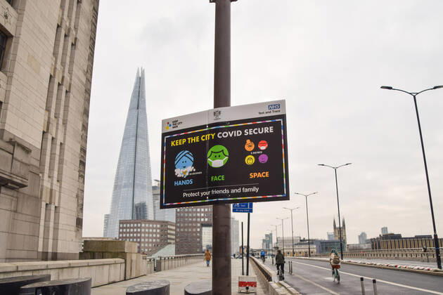 January 15, 2021, London, United Kingdom: A Keep The City COVID Secure sign on London Bridge..England remains under lockdown as the government battles to keep the coronavirus pandemic under control. London United Kingdom - ZUMAs197 20210115_zab_s197_003 Copyright: xVukxValcicx