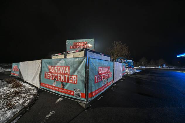 Kodersdorf - Corona-Testcenter an der Autobahn: Betrieb startet ab Freitag 14.01.2021 Kodersdorf, Rasthof an der B115 Fotograf: LausitzNews Toni Lehder Am Donnerstagabend wurde auf dem Gelände eines Rasthofes bei Kodersdorf ein Corona-Testcenter aufgebaut. Die Firma CoviMedical UG aus Dillenburg bietet hier ab Freitag kostenpflichtige Schnelltests an. Die Nähe zur Autobahn A4 bei Görlitz und der deutsch-polnischen Grenze bietet hierfür einen hervorragenden Standort. Wie die Firma mitteilt, dauere der Test, bei welchem eine Probe mittels Mund-Nasenabstrich entnommen wird, nur knapp zwei Minuten. Das Ergebnis wird anschließend innerhalb von ca. 15 Minuten per eMail mitgeteilt. Das darin enthaltene PDF-Dokument dient dann als Nachweis, w Copyright: xLausitzNews.de TonixLehderx